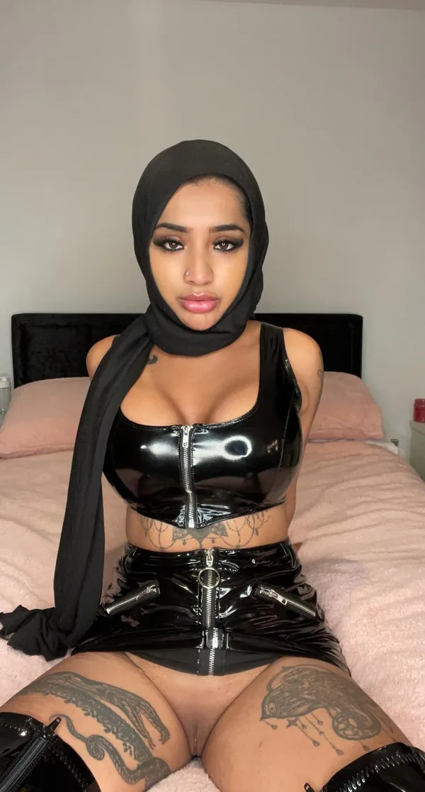 Yasmina Khan's photo 3