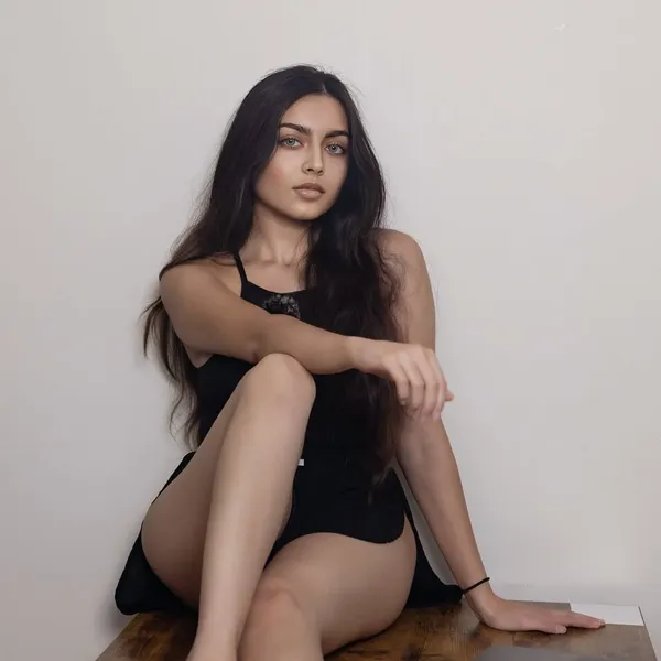 Zara Dar's photo 3