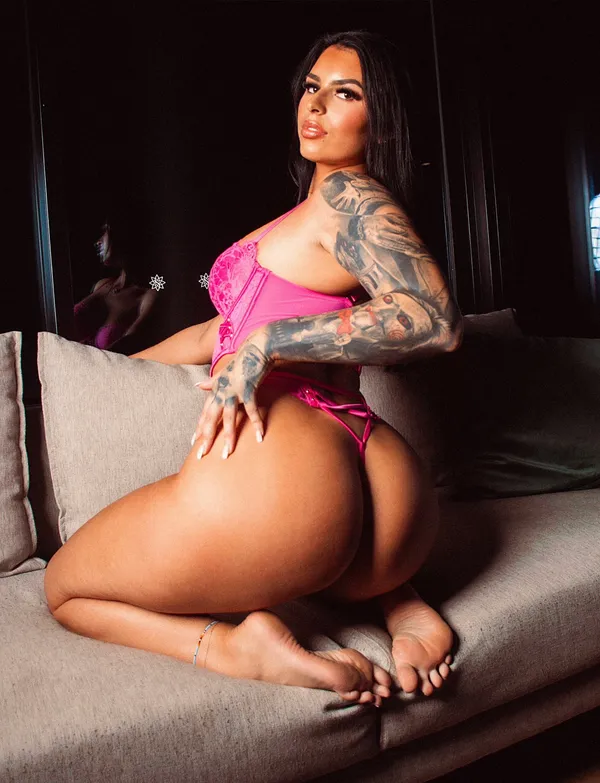 Zo Pattison's BabeWiki Profile